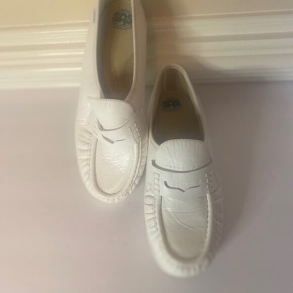 SAS Classic White Leather Slip On Penny Loafers Women's, size 9W - Picture 2 of 8